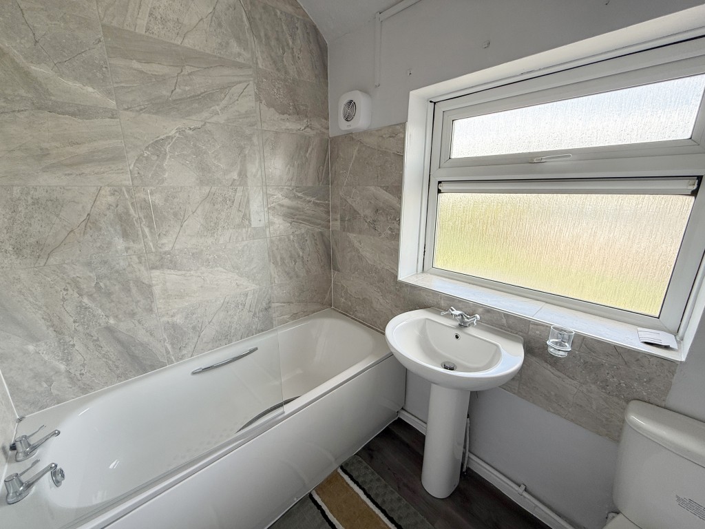 Lot: 95 - HOUSE IN NEED OF IMPROVEMENT - Bathroom in House in Need of Improvement